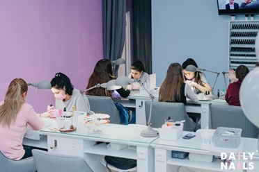 Интерьер студии DAILY NAILS
