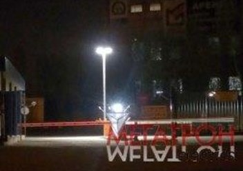 Установка фланцевой опоры освещения для подсветки пропускного участка с шлакбаумом.