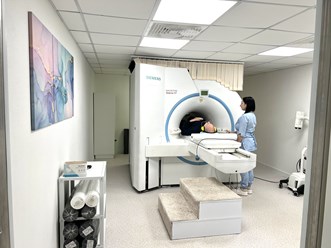 МРТ-центр МИБС-Вологда. Современный высокопольный МР-томограф закрытого типа 1.5 Тл фирмы Siemens позволяет без лучевой нагрузки осуществлять МРТ-исследования любой сложности взрослым и детям.