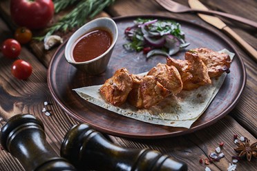 Куриная грудка - Нежные кусочки куриного филе с ароматными специями, приготовленные на углях, подаётся с соусом «Сацебели» | https://gotovitmama.ru/shashlyki/shashlyk-iz-myasa/kurinaya-grudka.html