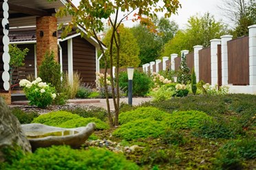 Природный стиль сада, здесь спокойствие и гармония отражается в глади воды мини водоёма ручной работы нашей мастерской Поляны. Реализация проекта "Два сердца"