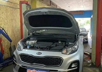 Kia Sportage в сервисе на капитальном ремонте двигателя.