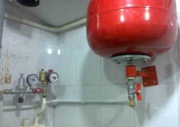 Установка гидроаккумулятора ( расширительного бака) на систему отопления.