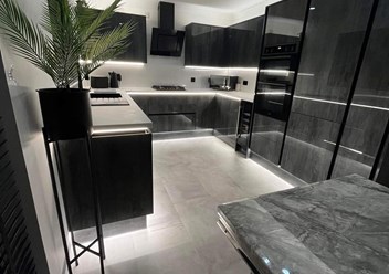 Глянцевая черная кухня со столешницей из кварца.