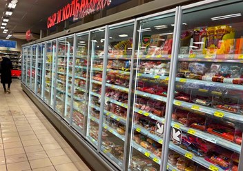Капитальный ремонт продуктового магазина в Москве: монтаж холодильных зон, брендированные навигационные вывески, торговое освещение по всему залу.