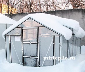 Металлическая стеклянная теплица ТСП - зимнее фото, выдерживает любой уровень снежного покрова