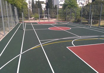 Спортивная площадка для мини-футбола, баскетбола, волейбола с разметкой.