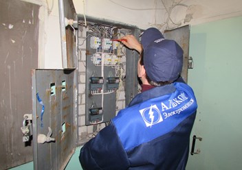 Замена электросчётчиков, автоматических выключателей, проводов и другого электрооборудования в этажных щитах.