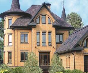 Фасад дома выполнен из лицевого керамического кирпича соломенного цвета, желто-розоватого оттенка, который прекрасно сочетается с крышей коричневого цвета