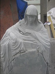 Памятник из натурального гранита. Работы по обработке памятника выполнены профессионалом высокого класса