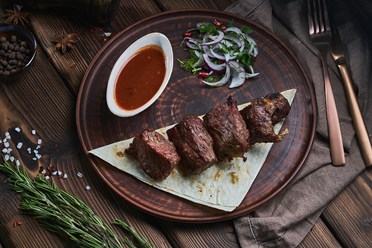 Говяжья вырезка - Нежная говяжья вырезка с ароматными специями, приготовленная на углях, подаётся с соусом «Сацебели» | https://gotovitmama.ru/shashlyki/shashlyk-iz-myasa/govyazhya-vyrezka.html