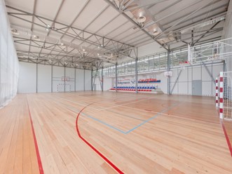 Универсальный спортзал площадью 540 м2 (30 x 18м) с высотой потолка 7 м