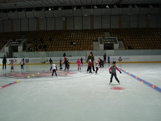 На льду группа тренера Лобанова И. В и Коробкиной Х. А. Учим первые шаги.