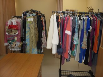 вешало с примерами хороших и качественных вещей выставленных на продажу