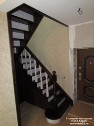 Двухцветная лестница на второй этаж изготовлена в Барнауле, доставлена и установлена в п. Усть-Чарышская-Пристань
