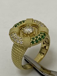 Кольцо , жёлтое золото, 750 проба, вставки изумруды и бриллианты