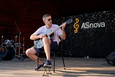 Школа музыки Анны Суворовой «ASNOVA» работает для всех тех, кто хочет стать музыкантом, вне зависимости от возраста и уровня подготовки.