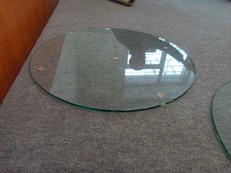 круги из стекла с обработкой кромки для столиков в кафе