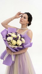 Букет с белыми розами и статицей "Лавандовое настроение"