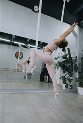 Студия растяжки Натальи Устюговой. Занятия Аэростретчинг, Аэройога, Аэрофитнес, Йога, Стретчинг. Растяжка на гамаках направлена на все группы мышц тела, а это поможет сесть на шпагат