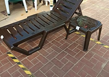 Шезлонг пляжный из пластика со столиком 7.т.р Россия