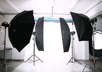 Фотостудия с белым фоном для съемок товаров - предметная фотосъемка в Москве