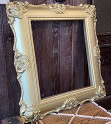 Резная рама из массива дуба, окраска золото, рама для картины. Подробнее на сайте: https://массив-лестницы.рф/massiv-doska