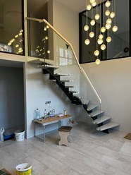 Лестница на косоуре с деревянными ступенями и перилами из стекла - СтаирсПром