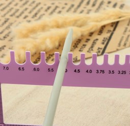 Линейки в ассортименте ,предназначены для определения размера спиц для вязания. Вы больше не запутаетесь в размерах спиц для вязания