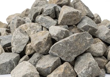 Крупный гранитный щебень фракции 70-150 мм для габионов, ландшафтного дизайна, укрепления берегов, декоративных работ. Доставка по Санкт-Петербургу и области.