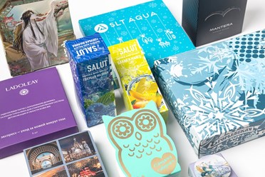 Коробки из картоне выполненные офсетным и цифровым способом печати с ламинацией, тиснением и выборочным УФ лаком.