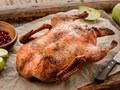Запеченная утка с яблоками и клюквой