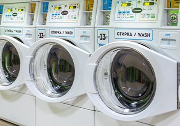 Стиральные машины в  круглосуточной прачечной самообслуживания СамПРАЧКА по адресу Москв, Пятницкое шоссе, 3 Митино. Стираем и сушим ваши вещи. Цены от 200 рублей.