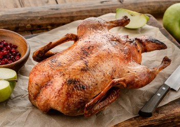 Запеченная утка с яблоками и клюквой