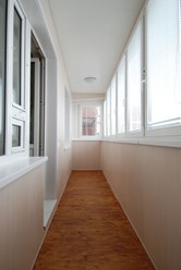 Внутренняя и наружняя отделка балконов и лоджий.
Всё чаще балкон становится частью квартиры и так важно, чтоб он был не только аккуратным, но и тёплым.
Мы выполняем все виды отделочных работ