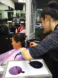 Обучение окрашиванию и укладкам волос, на курсах парикмахеров в учебном центре Asta-La-vista.