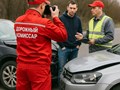 Дорожный комиссар фиксирует повреждения для экспертизы после ДТП Томск