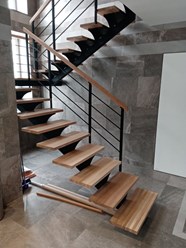 Лестница на монокосоуре с перилами из металла и дерева