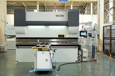 Листогибочный пресс с ЧПУ 3100 мм, усилием 160 т, 4+1 оси, оснащённый системой следящей поддержки заготовки и гидравлической компенсацией прогиба.