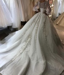 Роскошное свадебное платье с серебряной вышивкой, пышной юбкой и длинным шлейфом. Для королевской свадьбы!