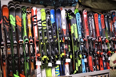 большой выбор горных лыж в спортивном магазине Sport idea