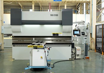 Листогибочный пресс с ЧПУ 3100 мм, усилием 160 т, 4+1 оси, оснащённый системой следящей поддержки заготовки и гидравлической компенсацией прогиба.