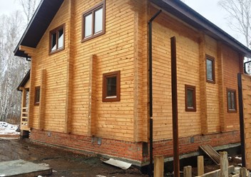 Деревянные окна со стеклопакетом из клеёного бруса массива сосны, с наличниками.