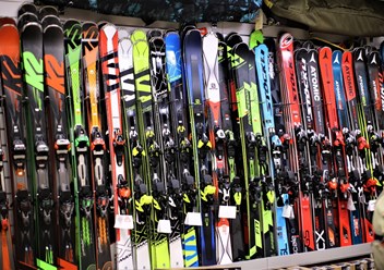 большой выбор горных лыж в спортивном магазине Sport idea