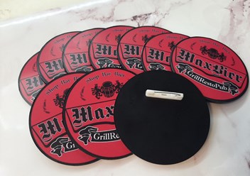 Изготовление значков и бейджей, полноцветная печать и пластик с гравировкой. Крепление магнит или булавка.