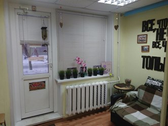 Вход в салон, место ожидания для клиентов.