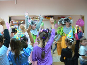 Весело? Интересно, и каждому хочется ответить на каверзный вопрос? Даже праздники направляем на интенсивное развитие детей.