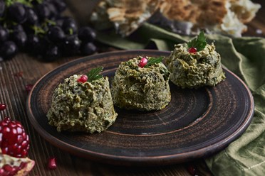 Пхали из стручковой фасоли - Нежные биточки из зеленой фасоли, приправленные грецкими орехами, свежей зеленью и ... | https://gotovitmama.ru/zakuski/holodnye/phali-iz-struchkovoj-fasoli.html