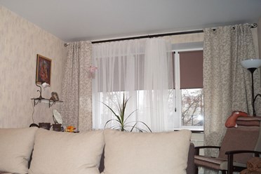 Рулонные шторы с коричневой фурнитурой под интерьер помещения. (Подоконник, мебель и зубатую лошадь)