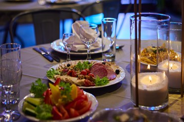 Мясные и овощные нарезки на банкетном столе